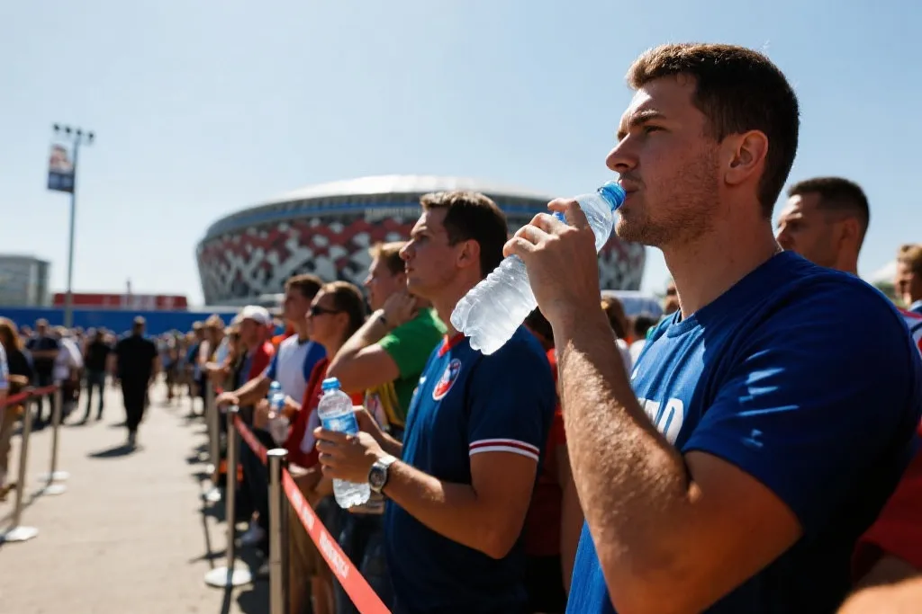 FIFA人性化调整：世界杯允许球迷带水入场，酷暑下的安全与体验之变